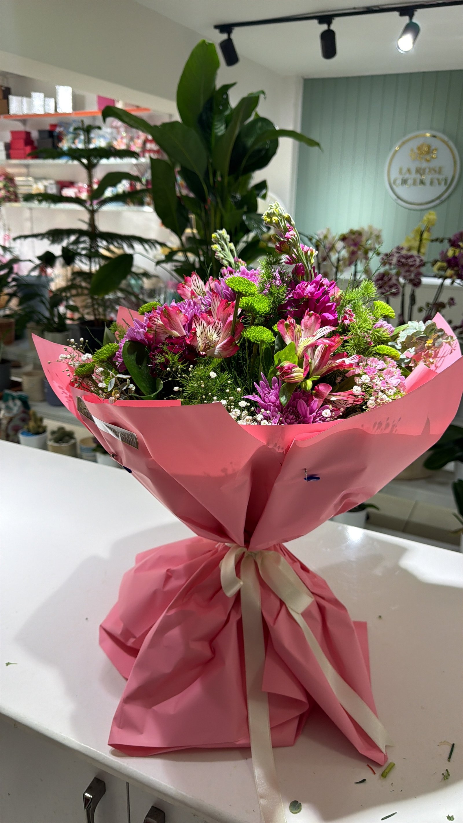 Şebboy ve mesim çiçekleri buketi 