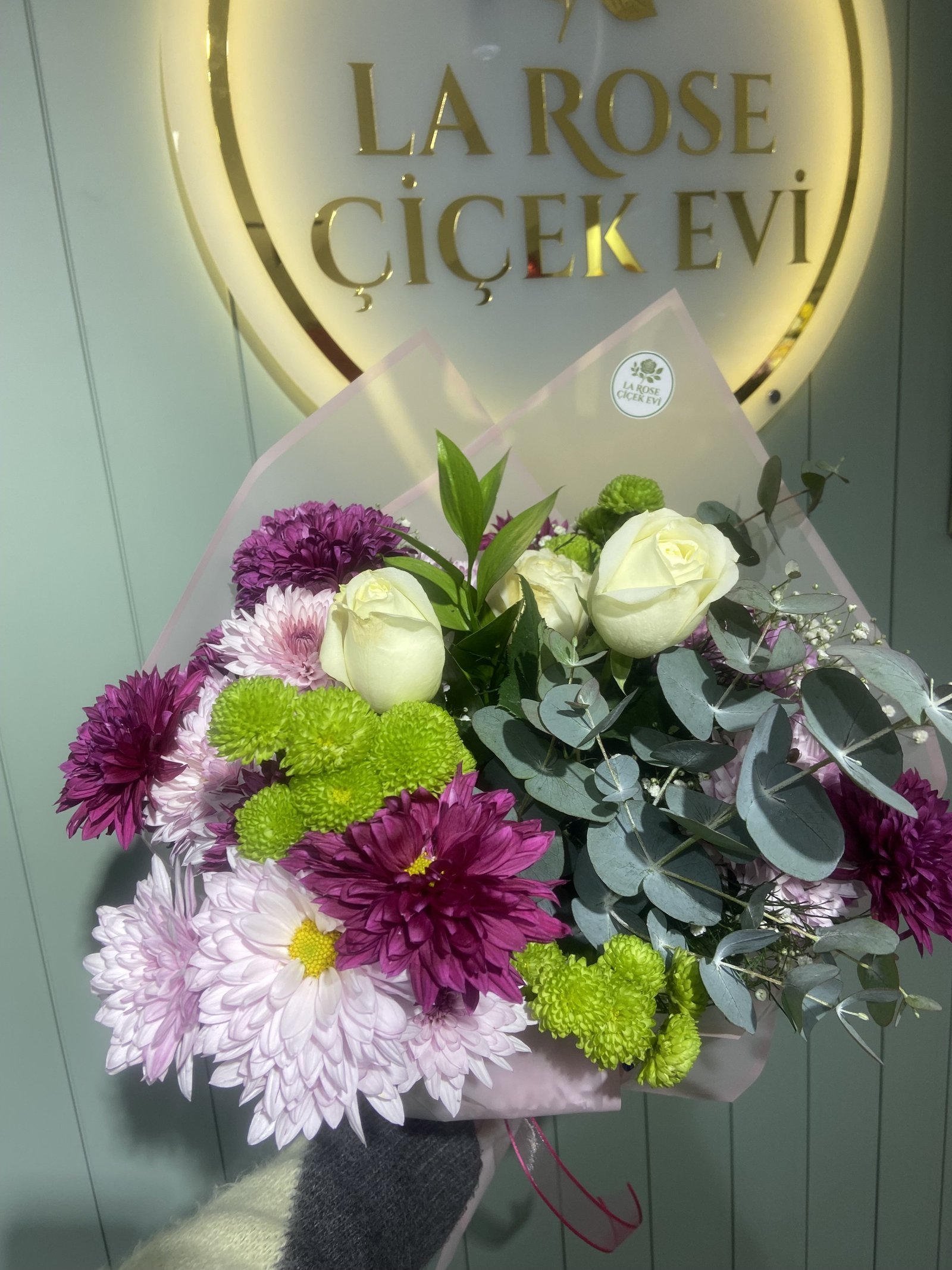 Mevsim çiçekler ve Gül buketi 